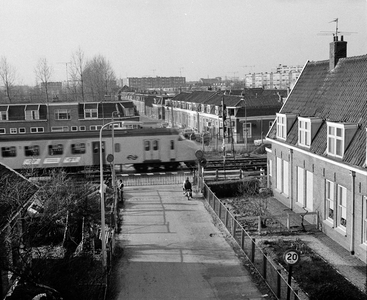 76554 Gezicht vanuit het seinhuis op de spoorwegovergang in de spoorlijn Utrecht-'s-Hertogenbosch aan het Houtensepad ...